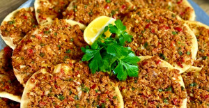 250 Gram Kıymayla 2 Tepsi Fındık Lahmacun Tarifi