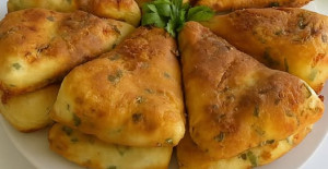 Asla Yağ Çekmeyen 5 Dakikada Mayasız Üçgen Pişi Tarifi