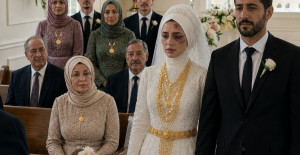 Nişanlım yanımda duruyordu