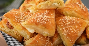 5 Dakikada Fırına Atmalık Üçgen Börek 
