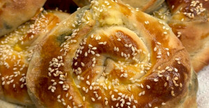 El Açması Yumuşacık Ispanaklı Gül Böreği Tarifi