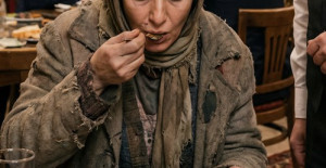 Evsiz bir kadın üç gündür aç olduğu için lüks bir restorana girdi