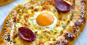 Kaşarlı Yumurtalı Sucuklu Pide Tarifi