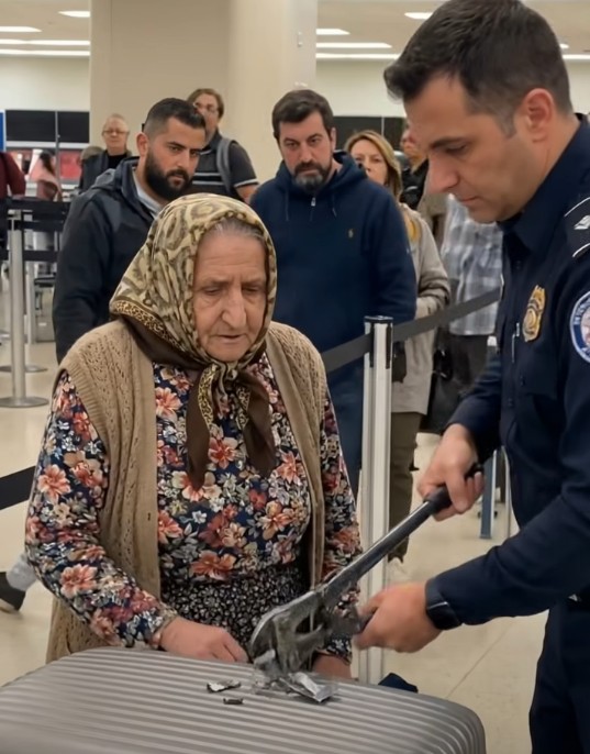 Yaşlı bir kadının bagaj kontrolü sırasında - 1